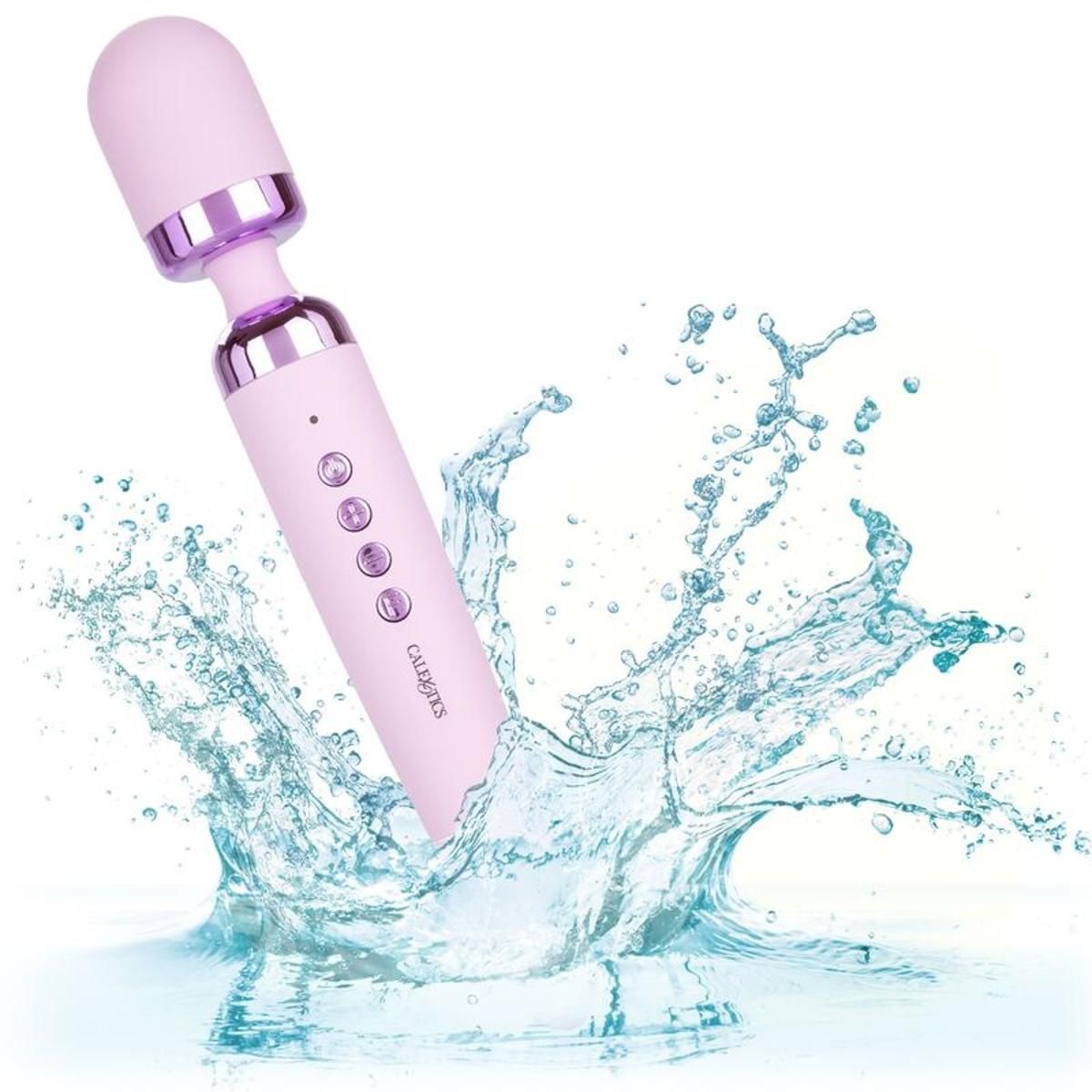 Lila Massagestab im Wasser. Zylindrischer Griff, abgerundeter Kopf. Knöpfe und Markenschriftzug CALIFORNIAN EXOTICS.