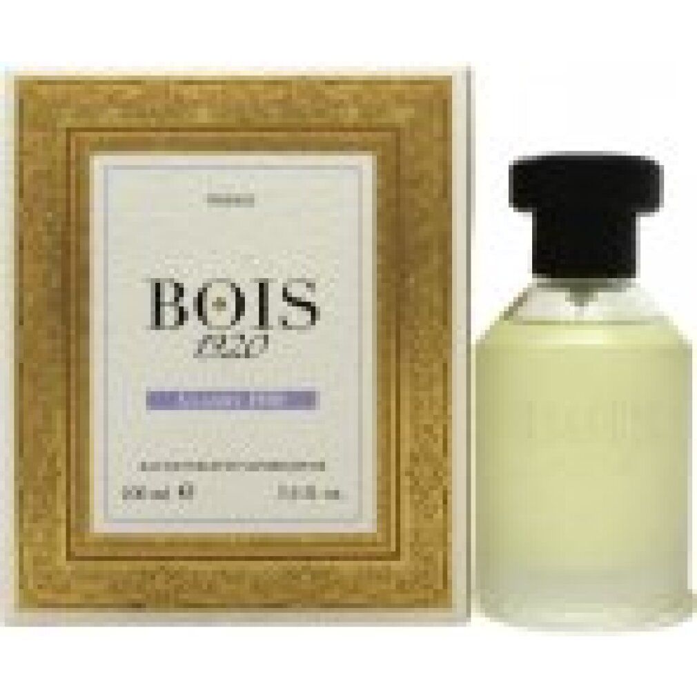 Parfümflasche und Verpackung. Flasche mit schwarzem Verschluss, helle Flüssigkeit. Verpackung mit goldfarbenem Rahmen und Text.