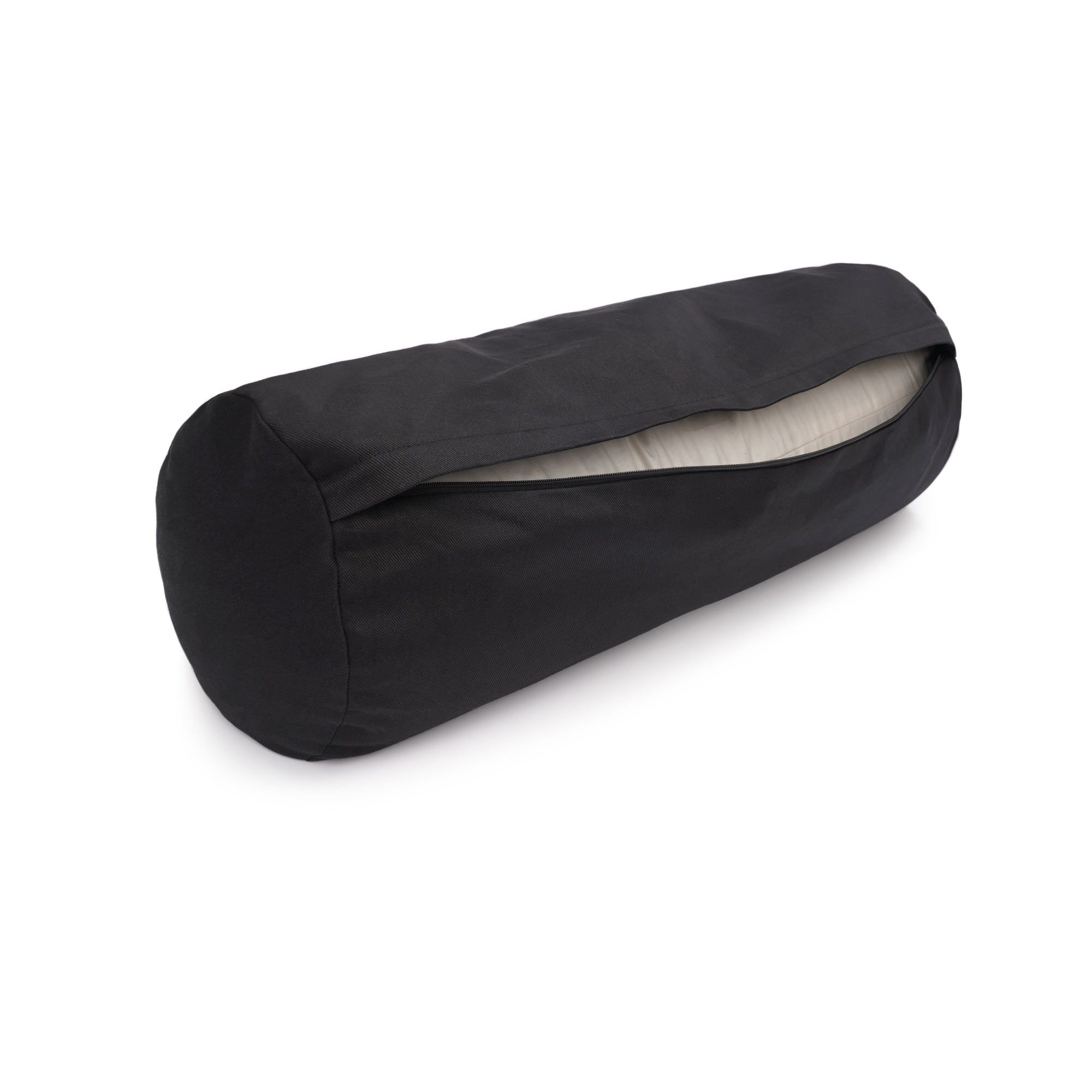 Schwarzer Yoga Bolster mit geöffnetem Reißverschluss, der eine helle Füllung zeigt.