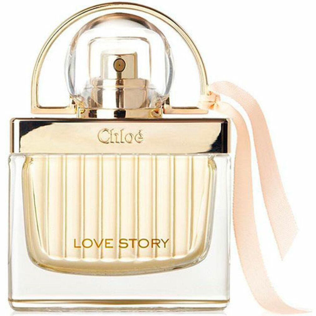 Nahaufnahme der Parfümflasche. Aufschrift: Love Story, Chloé. Flasche mit goldfarbenem Verschluss und Band.