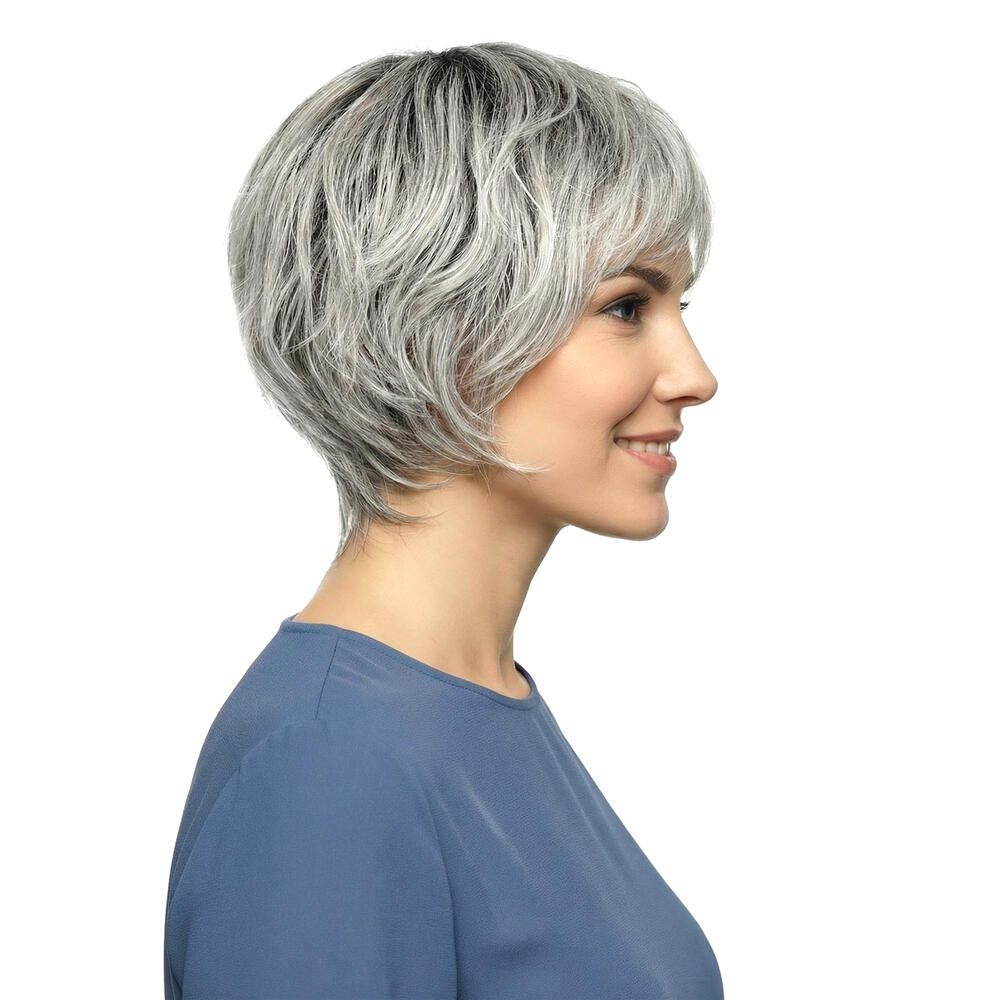 Grau-melierte Kurzhaarperücke mit Pony. Seitenansicht. Die Perücke wird von einer Frau mit blauem Oberteil getragen.