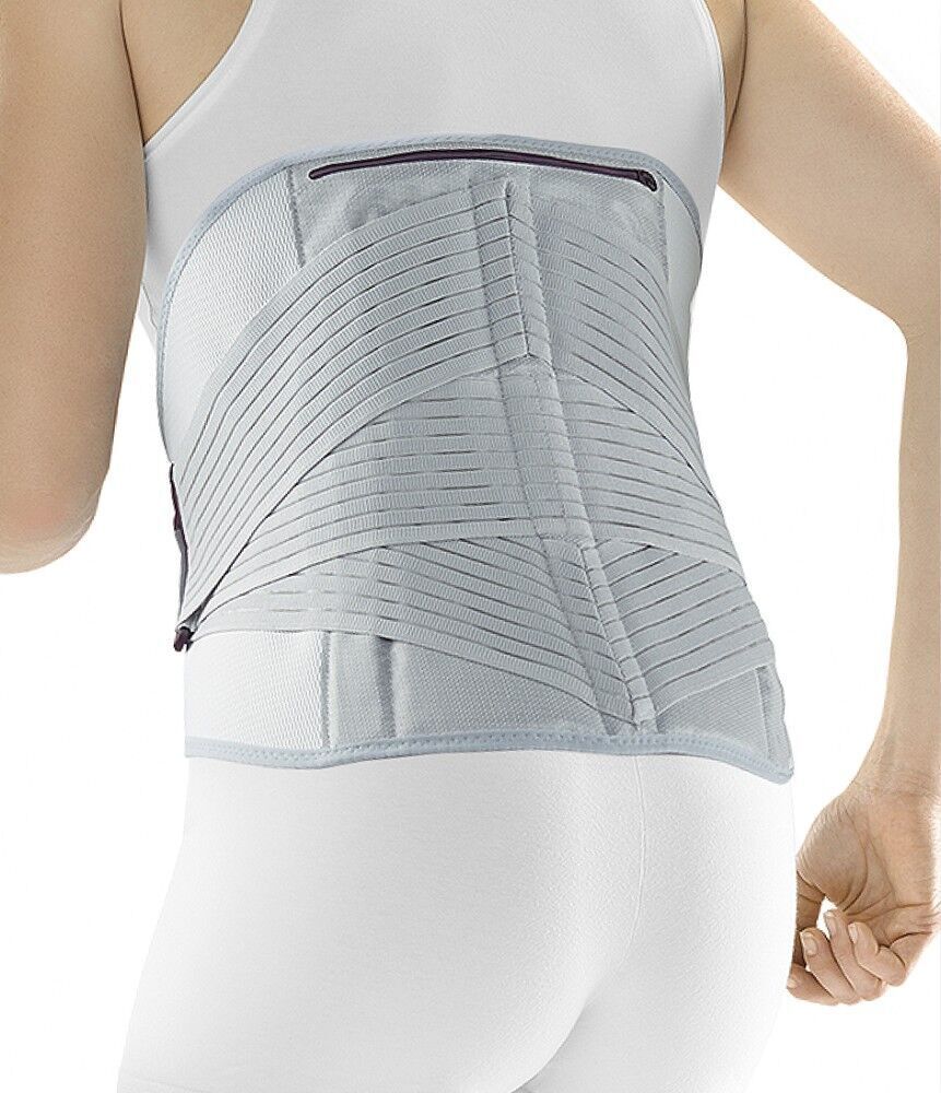 OFA Push Med Lumbalbandage am Rücken einer Person. Graue Bandage mit elastischen Bändern. Person trägt weißes Top.