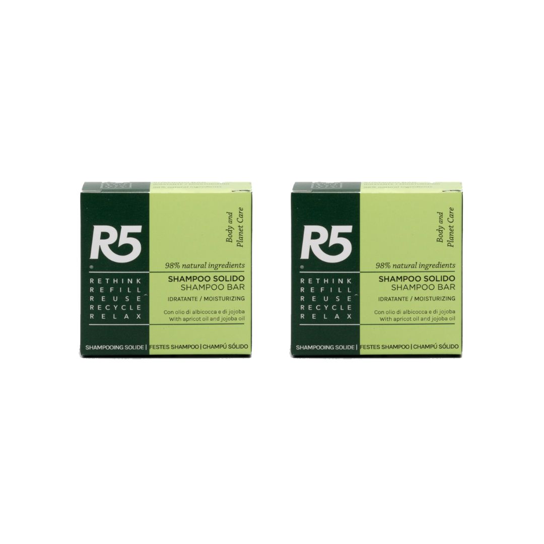 Zwei R5 feste Feuchtigkeitsshampoos in ihrer Verpackung.