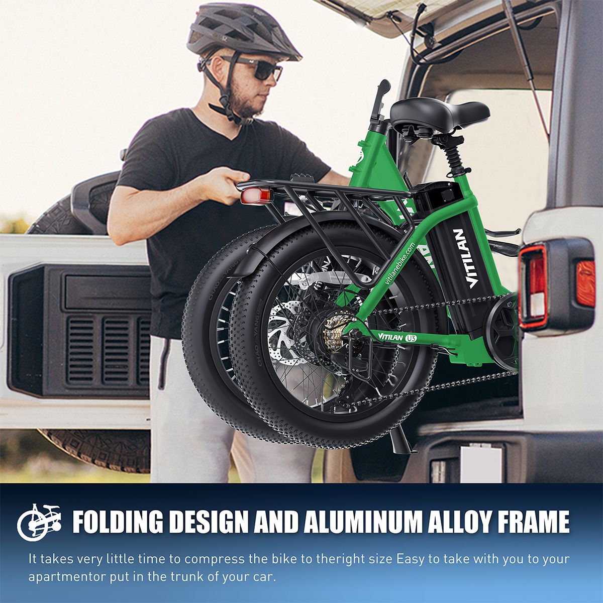 Grünes Klapp-E-Bike im Kofferraum. Aluminiumrahmen, schwarze Reifen, Gepäckträger. Mann mit Helm und Brille.