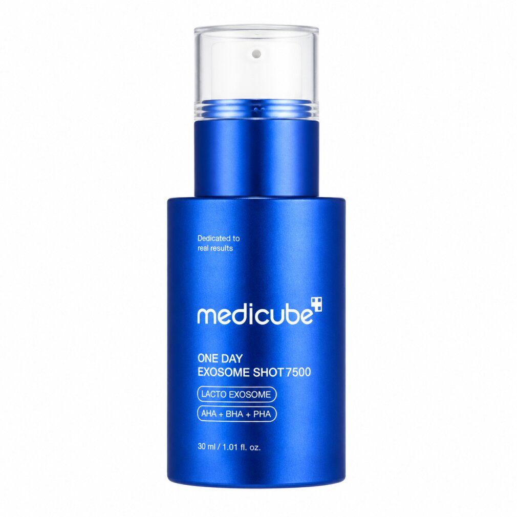 Blaue Medicube-Flasche mit silbernem Ring und weißem Pumpspender, auf weißem Hintergrund.