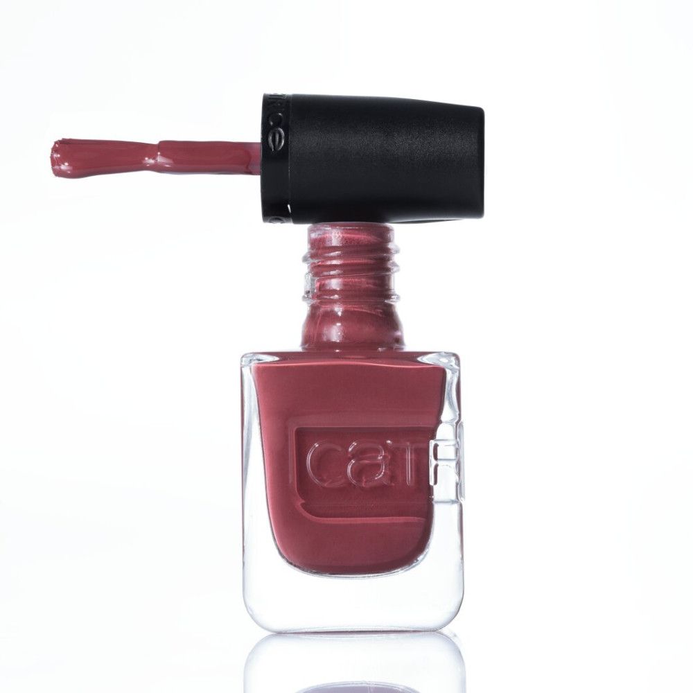 Rote Nagellackflasche mit schwarzem Deckel und Applikator.