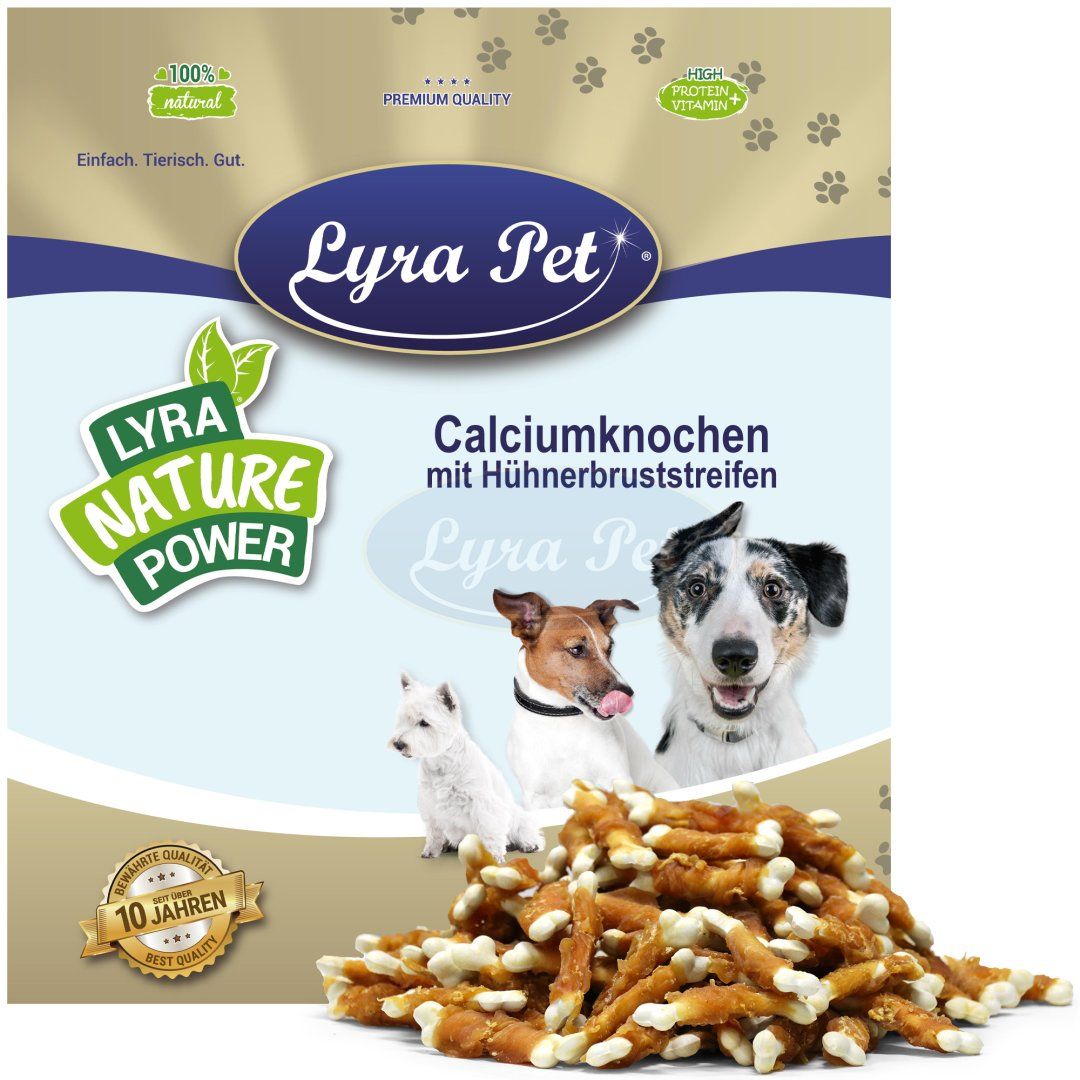 Verpackung mit Lyra Pet Calciumknochen mit Hühnerbruststreifen. Produktabbildung mit Hunden. Logo, Schriftzug, und Qualitätsmerkmale.