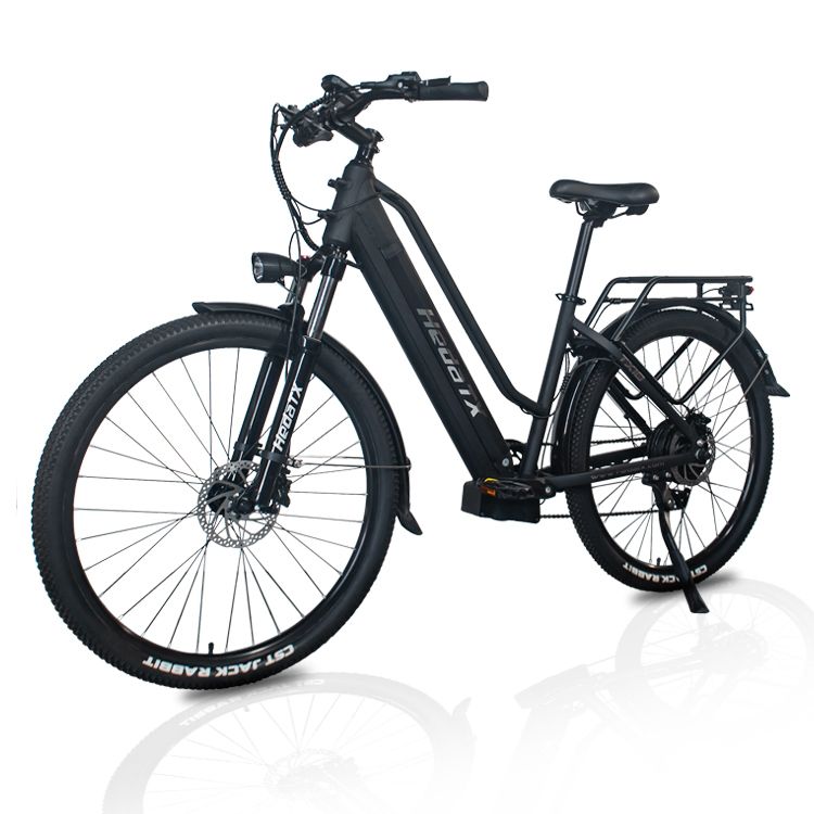 Schwarzes E-Bike mit Gepäckträger, Schutzblechen und Scheinwerfer. Hedatx TXC10 Schriftzug am Rahmen.