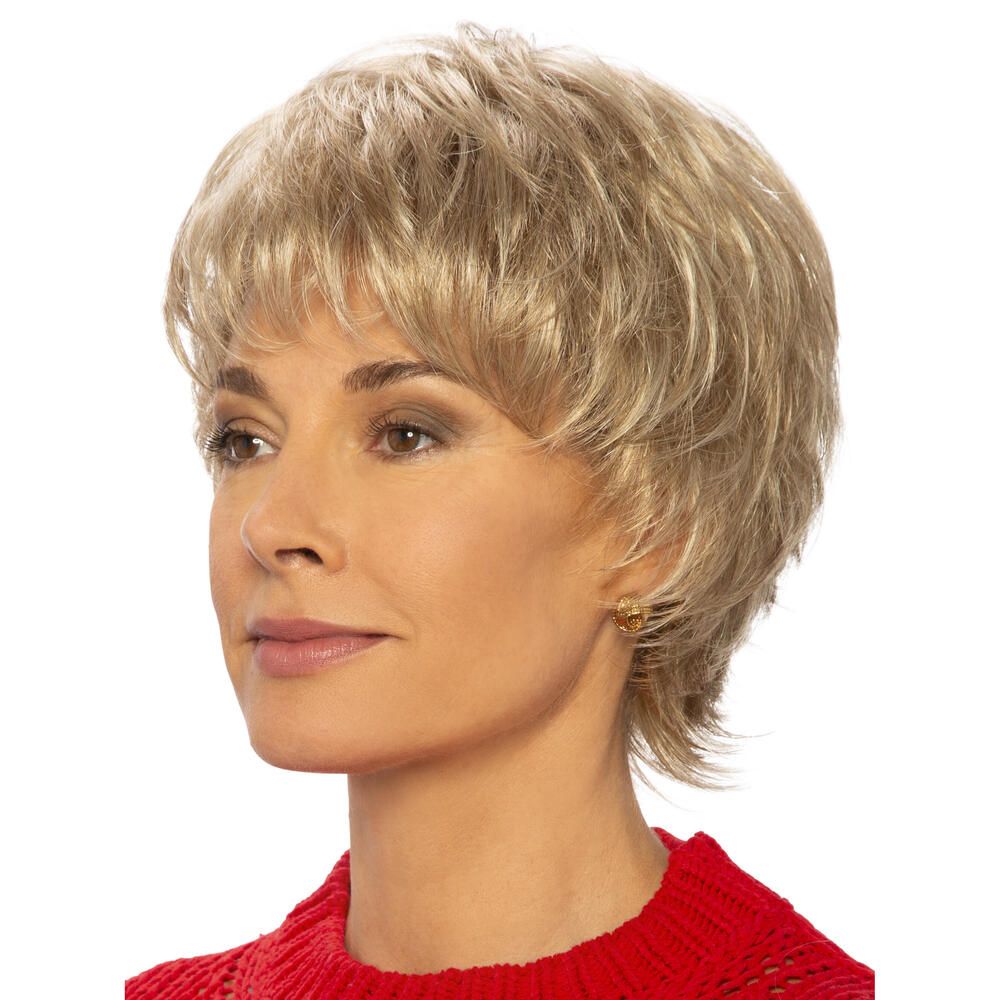 Perücke Mary von Lofty, blond, kurze Frisur. Frau im Profil, rotes Oberteil.