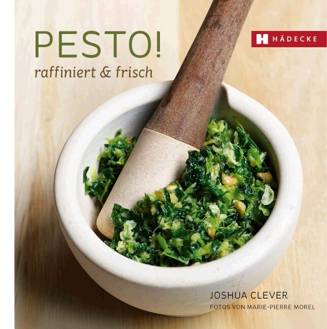 Buchcover mit Titel PESTO! und Schriftzug raffiniert & frisch. In einer Schüssel mit Stößel wird Pesto zubereitet.