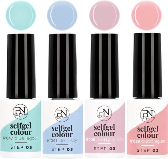 Vier PN Selfcare Set Vernis Semi-Permanent Flaschen mit farbigen Deckeln und Nagellackfarben. Farben: Blau, Hellblau, Rosa, Pink.