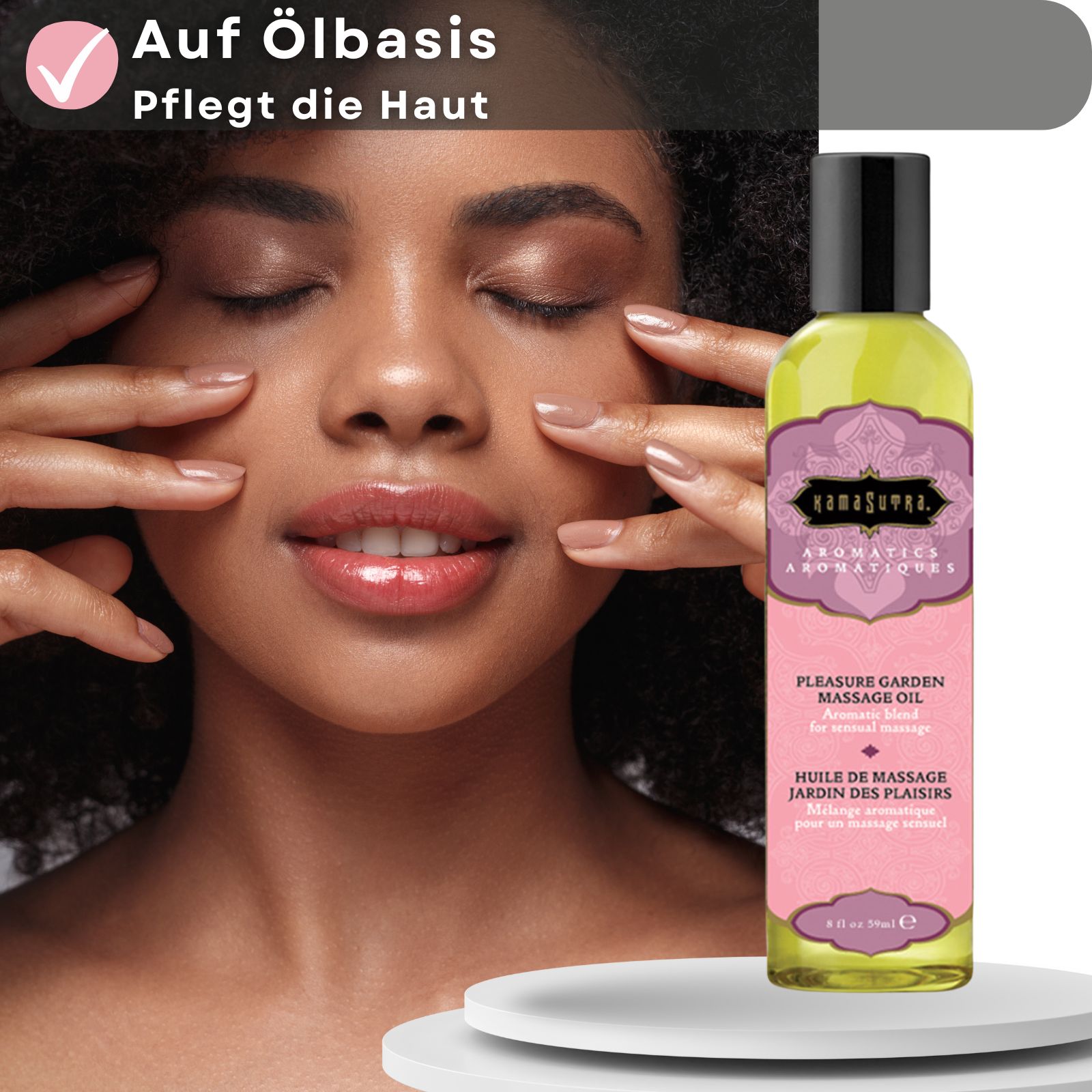 Massageöl-Flasche mit Aroma Pleasure Garden neben einer Frau, die sich das Gesicht einreibt. Text: Auf Ölbasis, Pflegt die Haut.