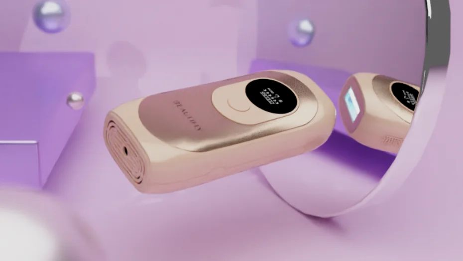 Beige Epilierer vor Spiegel. Reflektierende Oberfläche. Lila Hintergrund.