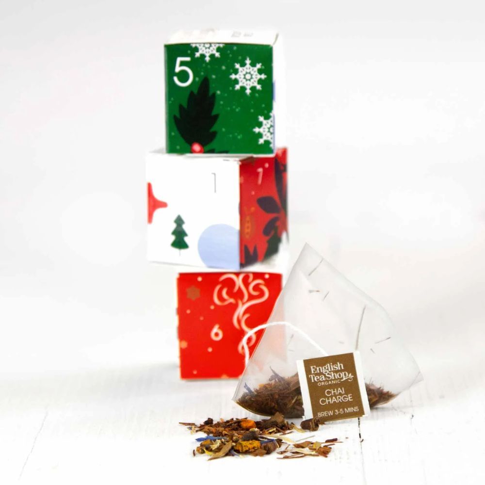 Drei Tee-Adventskalender-Boxen gestapelt. English Tea Shop Chai Charge Teebeutel. Pyramidenbeutel. Wintermotive.