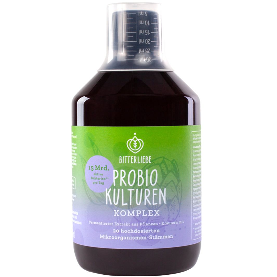 Braune Flüssigkeit in einer Flasche mit Messbecher. Aufschrift: BitterLiebe Probio Kulturen Komplex.
