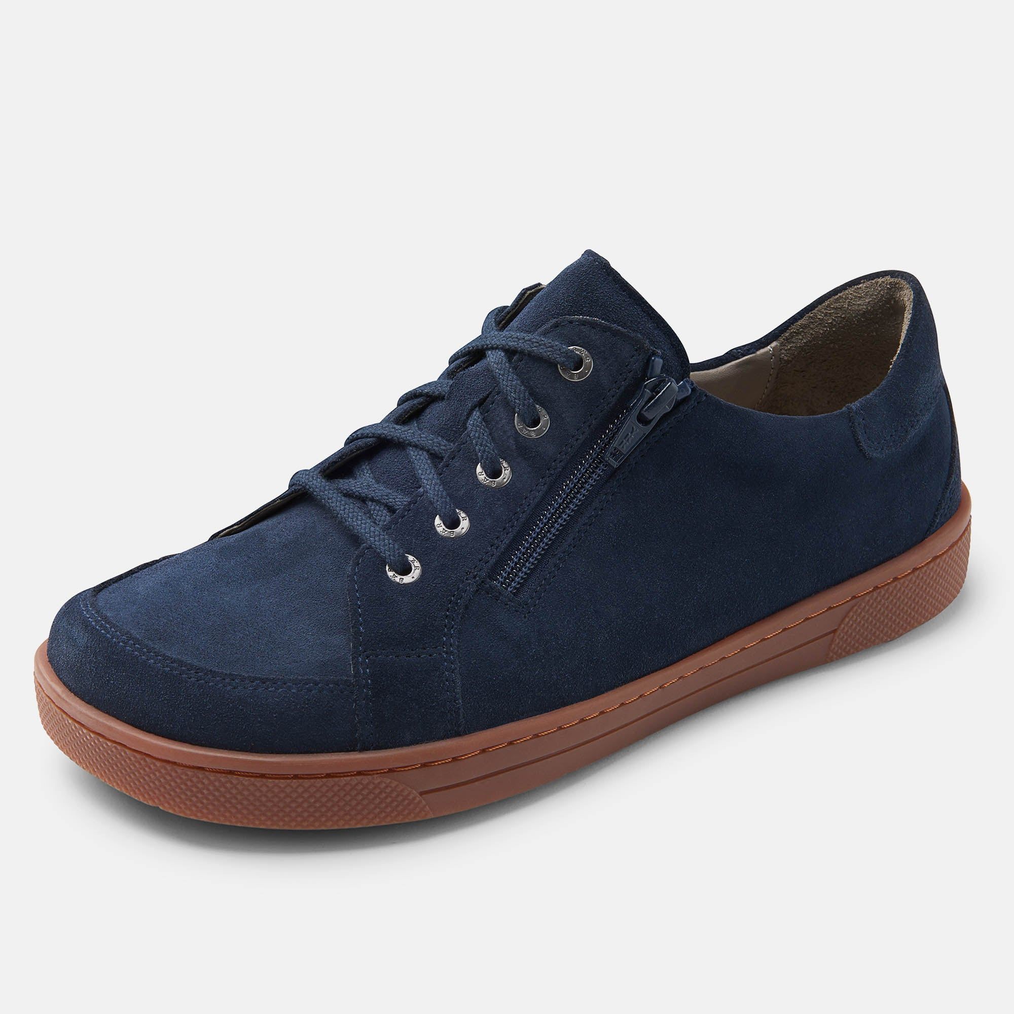 Blauer Schnürschuh mit brauner Sohle. Reißverschluss an der Seite. Schnürsenkel. Hellgrauer Hintergrund.