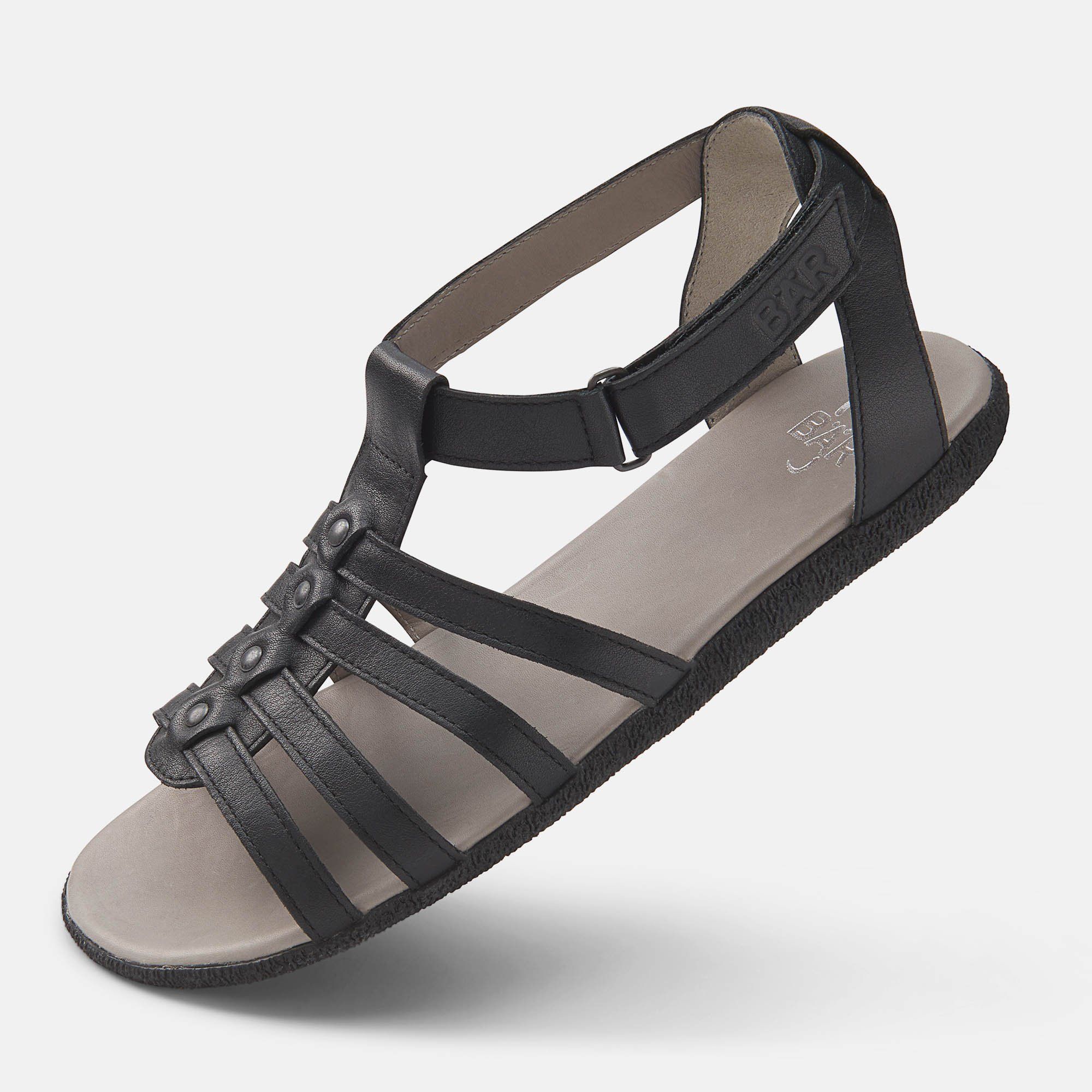 Schwarze Sandale mit Riemen, breite Passform. Marke BÄR. Graue Innensohle, Klettverschluss. Ansicht von der Seite.