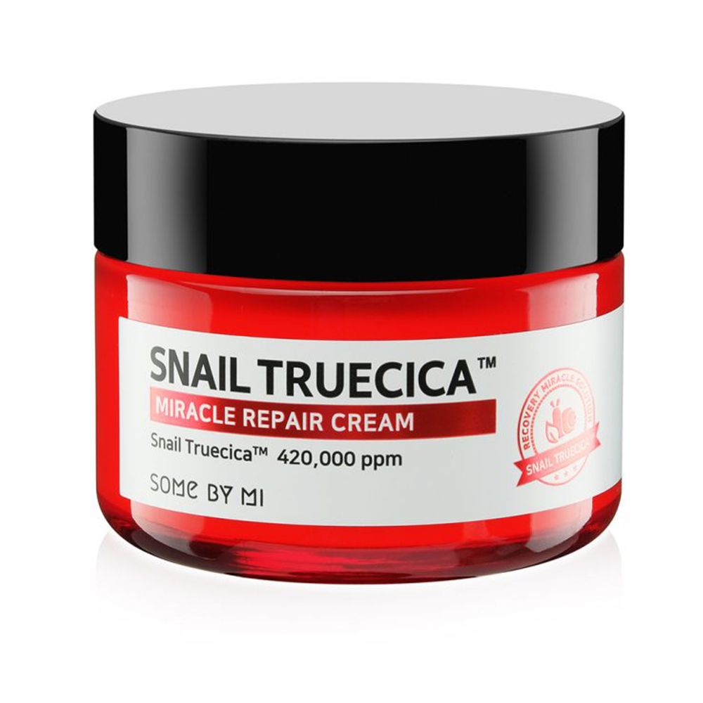 SOMEBYMI Snail Truecica Miracle Repair Cream: Rote Dose mit schwarzem Deckel, Etikett mit Produktnamen und Schnecken-Symbol.