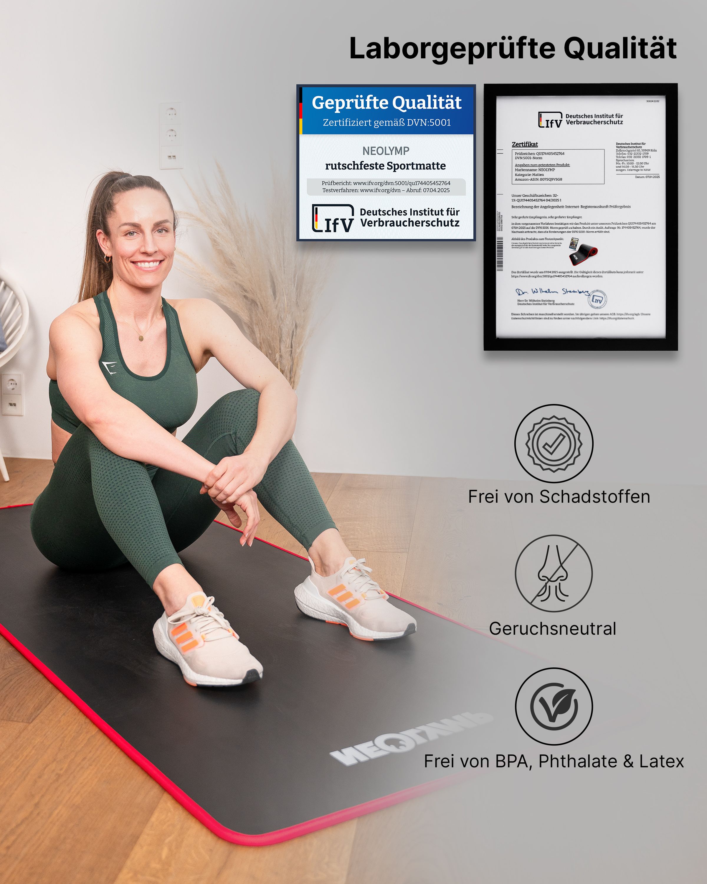 Frau sitzt auf Fitnessmatte, schwarz mit roter Umrandung. Zertifiziert. Frei von Schadstoffen, geruchsneutral, BPA-frei.