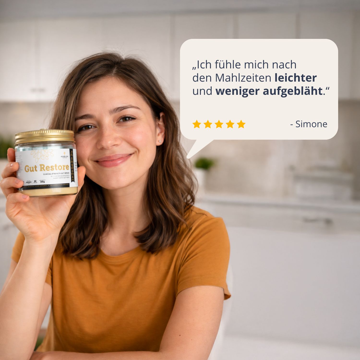 Frau hält Golden Tree Gut Restore. Zitat: 'Ich fühle mich leichter und weniger aufgebläht.'