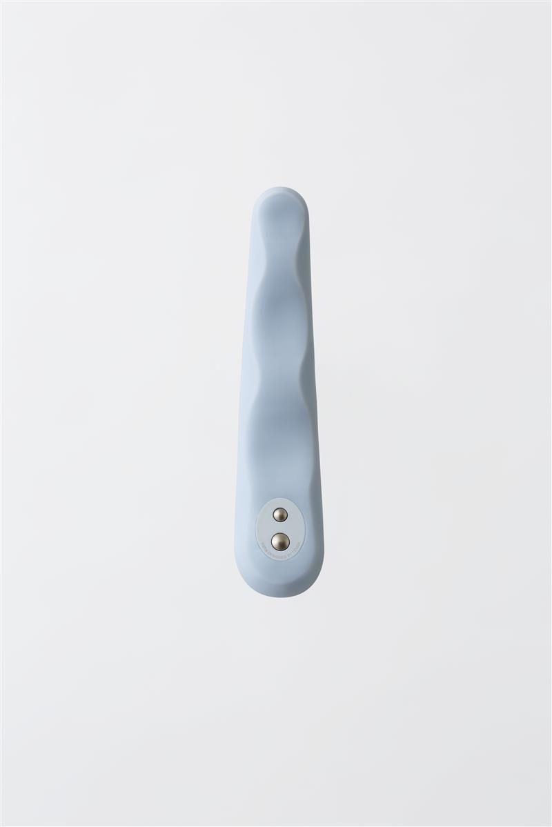 Hellblauer Vibrator mit wellenförmiger Oberfläche und zwei Knöpfen. Vertikale Ansicht.