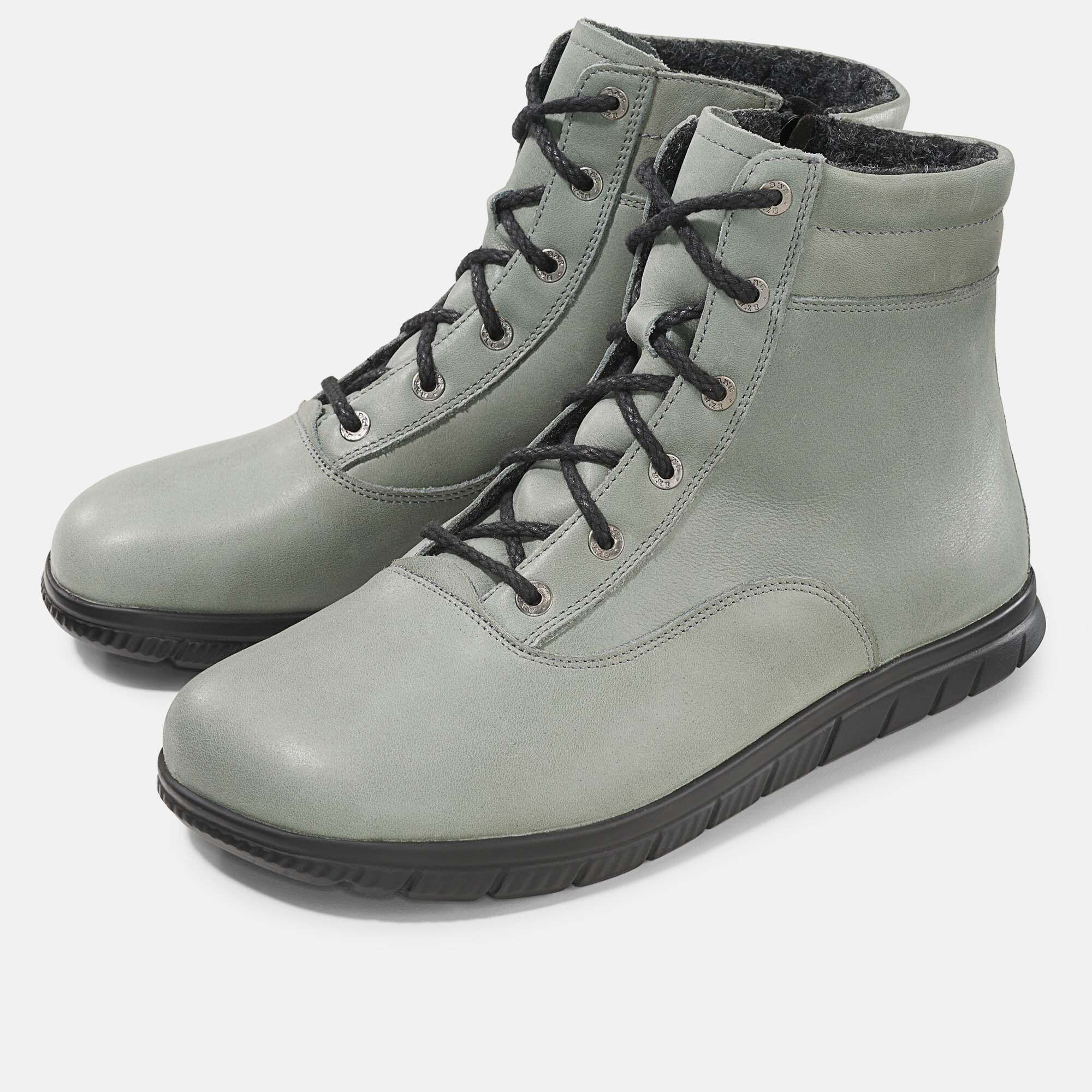 Graue Stiefeletten mit Schnürung und schwarzer Sohle. Innenfutter aus grauem Stoff. Zwei Schuhe nebeneinander.