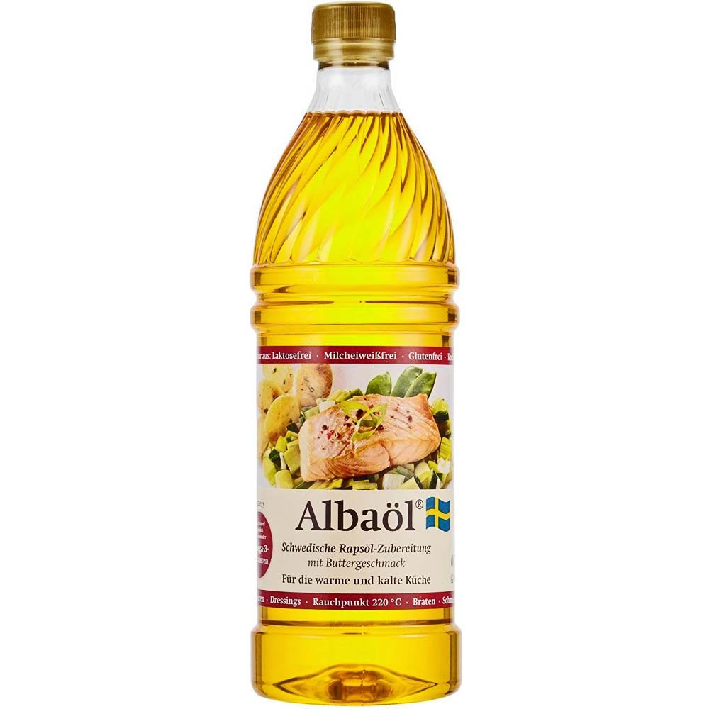 Albaöl Speiseöl mit Buttergeschmack in einer transparenten Flasche. Etikett mit Produktname, schwedischer Flagge und Abbildung von Essen.
