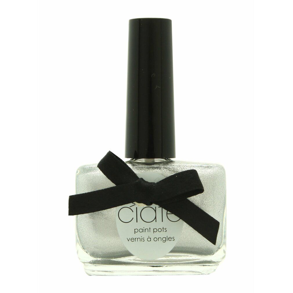 Nagellackflasche mit silbernem Inhalt, schwarzem Verschluss und Schleife. Aufkleber mit "Ciaté" und "paint pots".