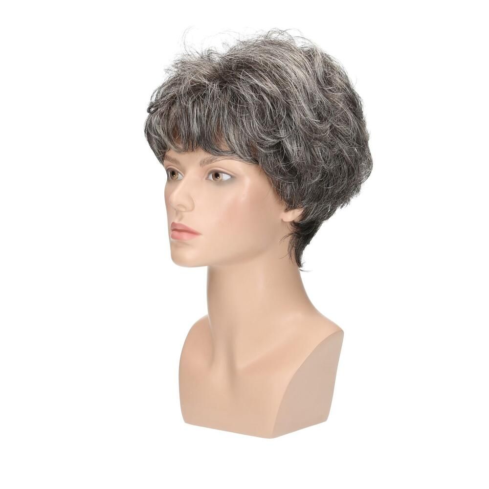 Perücke auf einem Schaufensterkopf. Kurze, graue Haare. Seitenansicht.