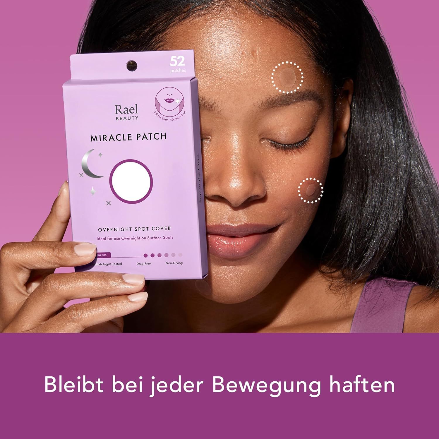 Frau hält eine Packung Miracle Patch. Auf der Haut sind zwei Pickel markiert. Text: Bleibt bei jeder Bewegung haften.