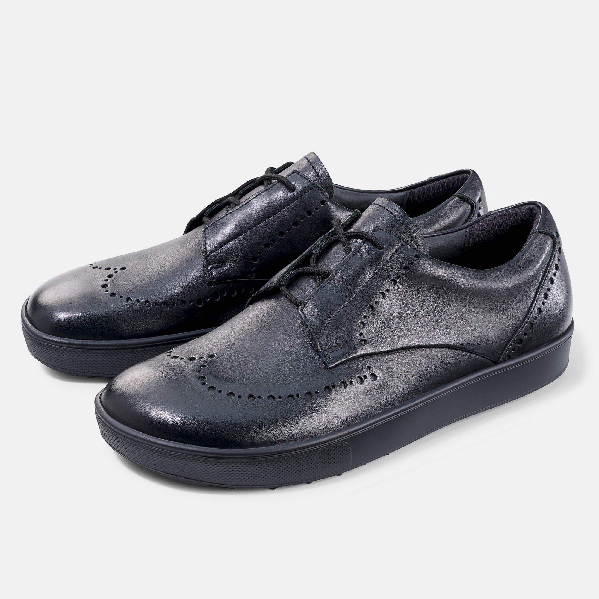Schwarze Herren-Schnürschuhe mit Lochmuster. Breit. Zwei Schuhe nebeneinander, leicht schräg gestellt.