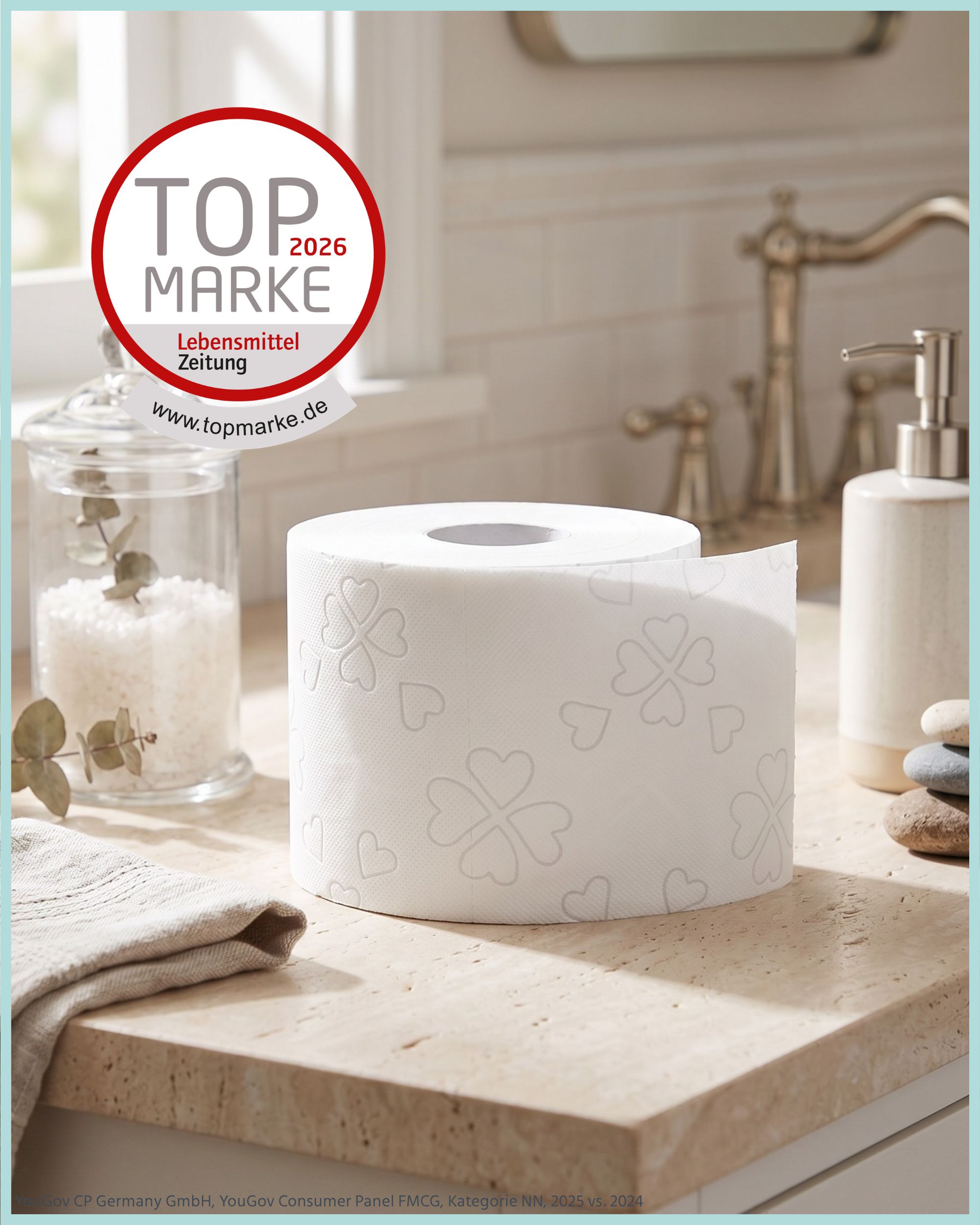 Eine Rolle Toilettenpapier mit Kleeblatt-Muster auf einer Ablage. Im Hintergrund: Seifenspender, Glasbehälter mit Inhalt, und Wasserhahn. Top Marke 2026.