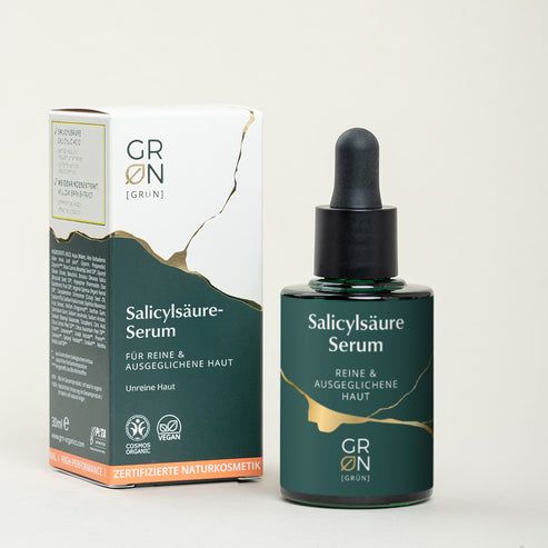 Grüne Glasflasche und Verpackung. Aufschrift: Salicylsäure Serum, Reine & Ausgeglichene Haut. Logo: GR ØN. Zertifizierte Naturkosmetik.