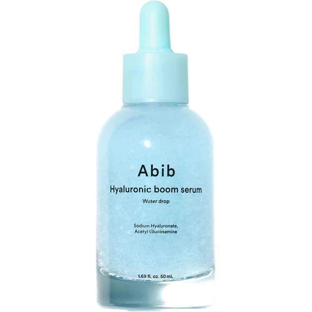 Abib Hyaluronic Boom Serum in hellblauer Glasflasche mit Pipettenverschluss. Enthält Natriumhyaluronat und Acetylglucosamin.