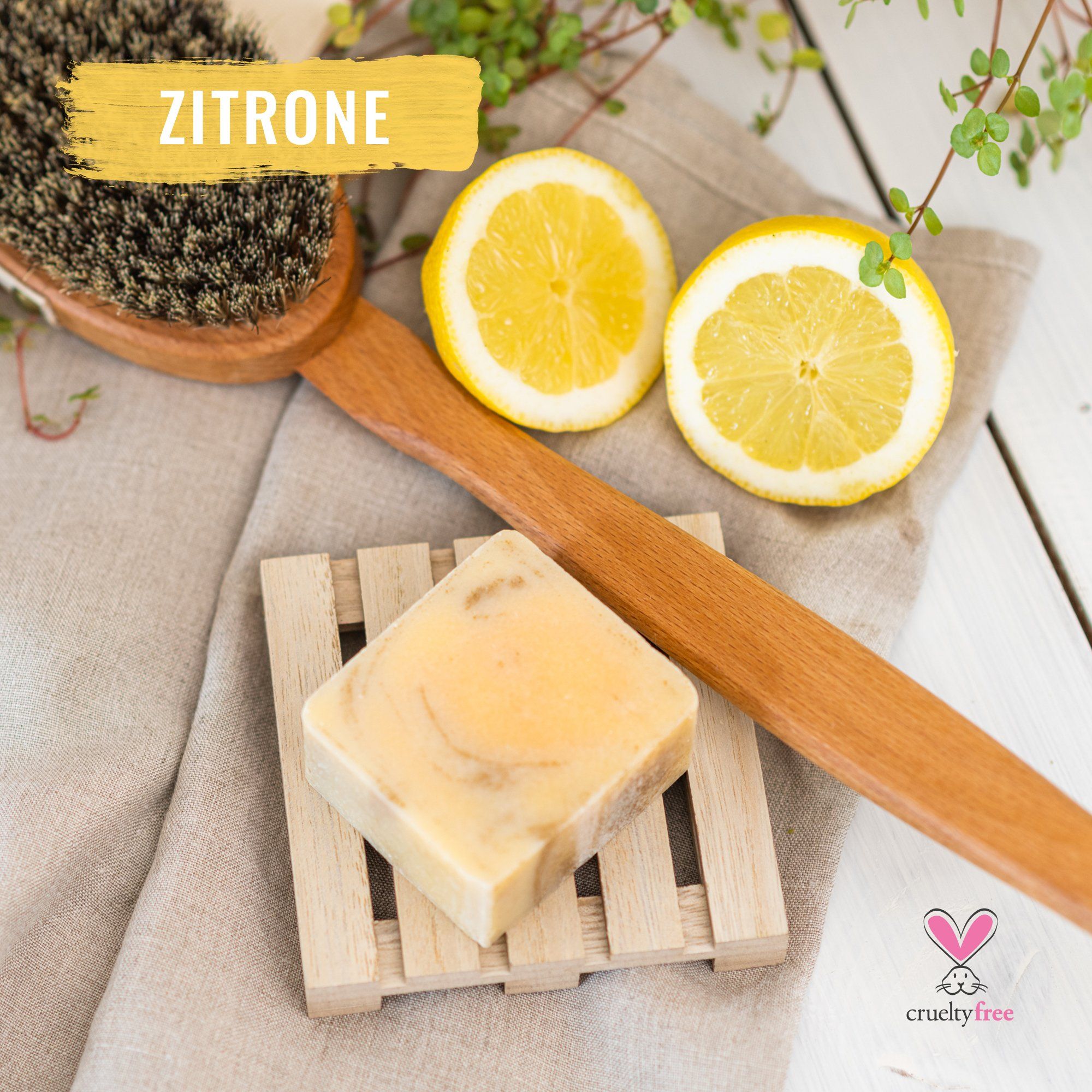 Seifenstück mit Zitrone und Bürste. Aufschrift: Zitrone. Cruelty free.