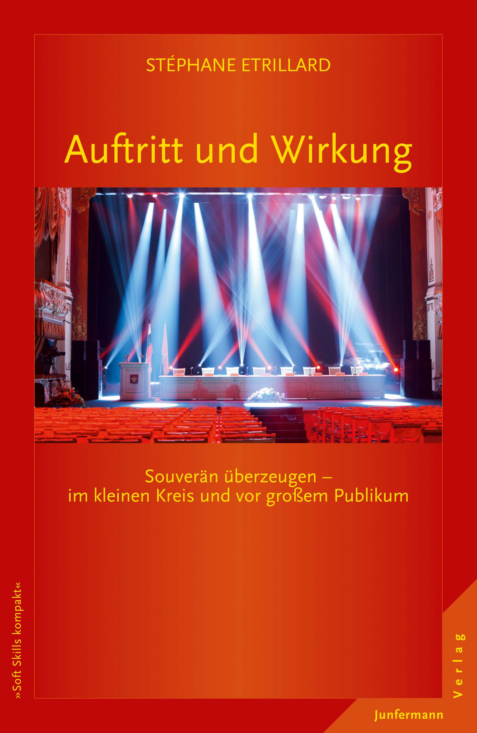 Buchcover: "Auftritt und Wirkung". Titel und Autor sichtbar. Bühnenbild mit Scheinwerfern. Verlag Junfermann.