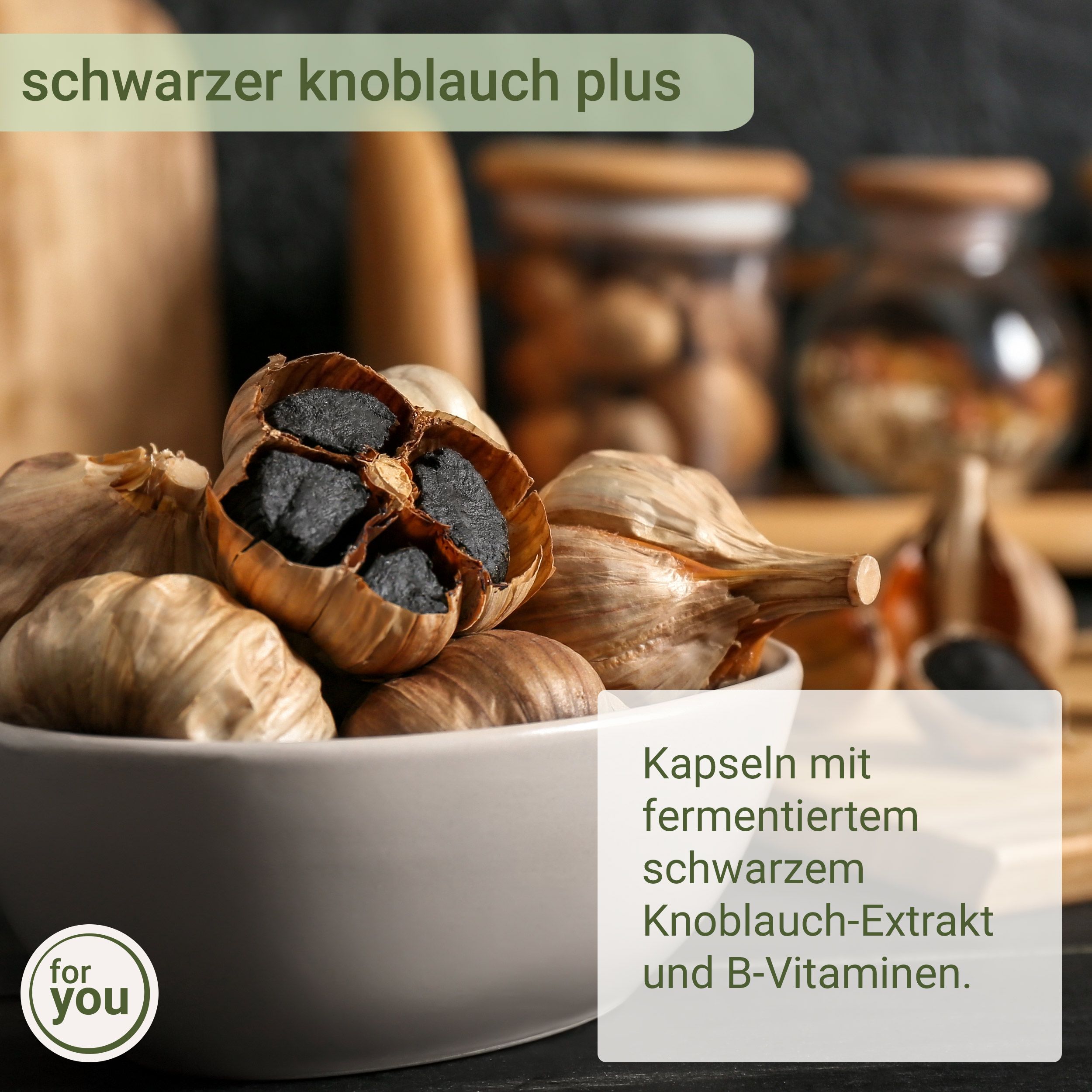 Schwarzer Knoblauch in einer Schale. Enthält fermentierten schwarzen Knoblauchextrakt und B-Vitamine.