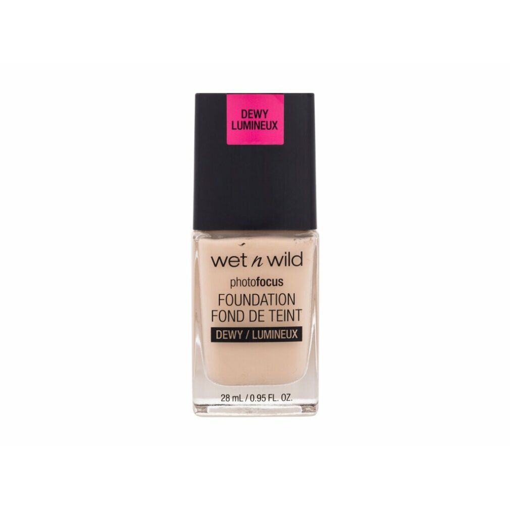 Foundation-Flakon mit schwarzem Deckel und pinkfarbenem Aufkleber. Aufschrift: Wet n Wild Photo Focus Foundation Dewy. Farbe: Soft Ivory.