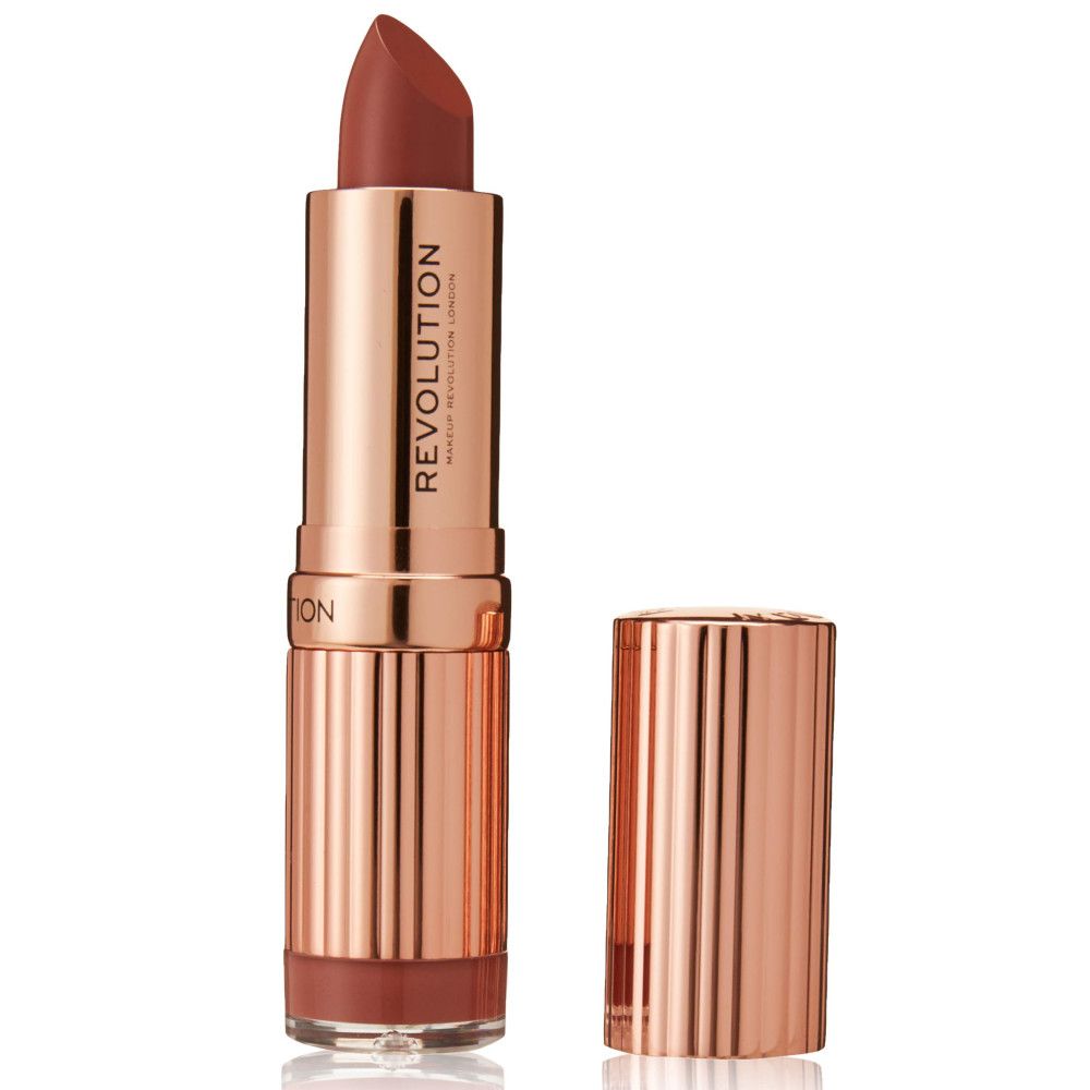 Rosé-brauner Lippenstift, goldfarbene Hülse mit geriffelter Textur. Deckel daneben. Marke Makeup Revolution.