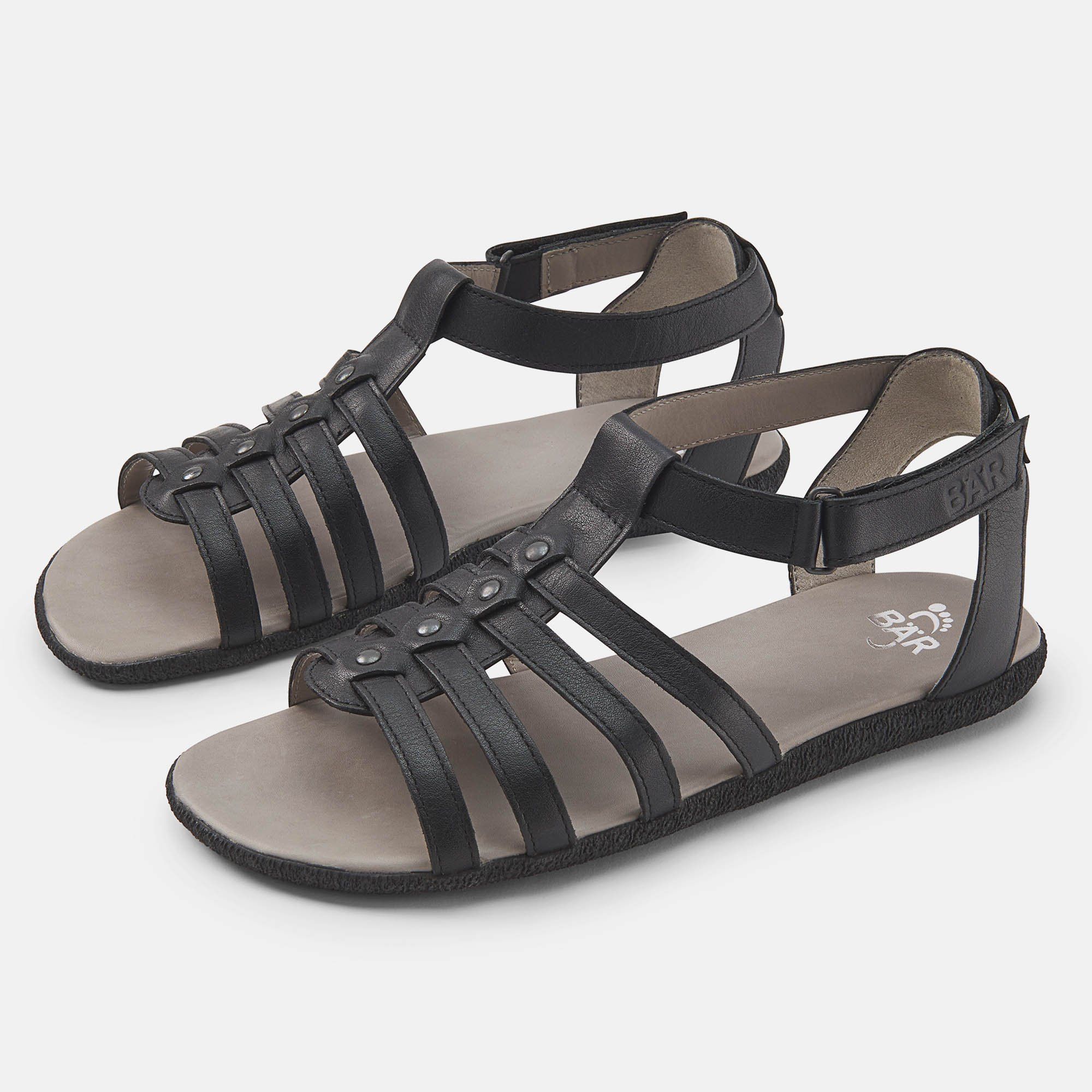 Schwarze Sandalen mit Riemen, breite Passform. Marke BÄR. Graue Innensohle, Klettverschluss. Zwei Schuhe nebeneinander.