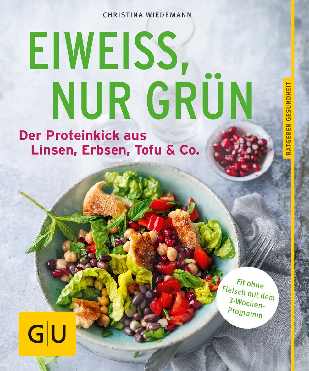Buchcover mit Titel „Eiweiß, nur grün“. Untertitel: Der Proteinkick aus Linsen, Erbsen, Tofu & Co. Mit Salat und Granatapfel. GU-Verlag.