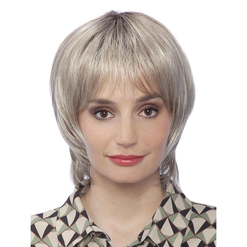 Perücke Enja von trendhair. Kurzes, blondes Haar mit Pony. Frau mit Bluse.