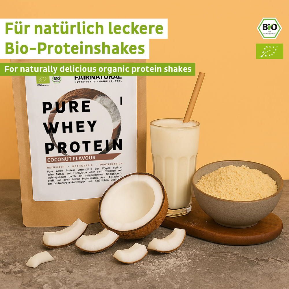 FAIRNATURAL Bio Whey Protein Kokosnuss-Geschmack: Pulver in Beutel, Kokosnuss-Stücke, Schale und ein Glas Proteinshake.