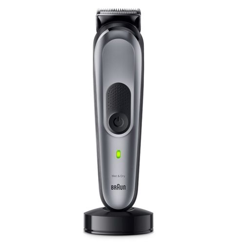 Braun Haarschneider, silber-schwarz, auf Ladestation. Ein-Aus-Taste, grüne LED. "Wet & Dry" und Braun-Logo.