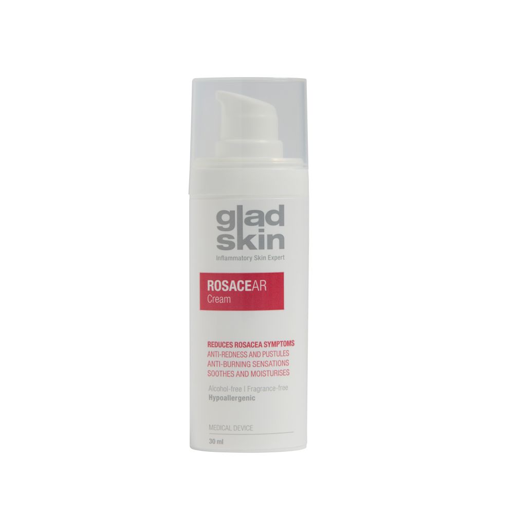 Weiße Creme-Flasche mit Pumpkopf. Roter Streifen mit "ROSACEAR Cream". Text: "glad skin". Medizinprodukt.