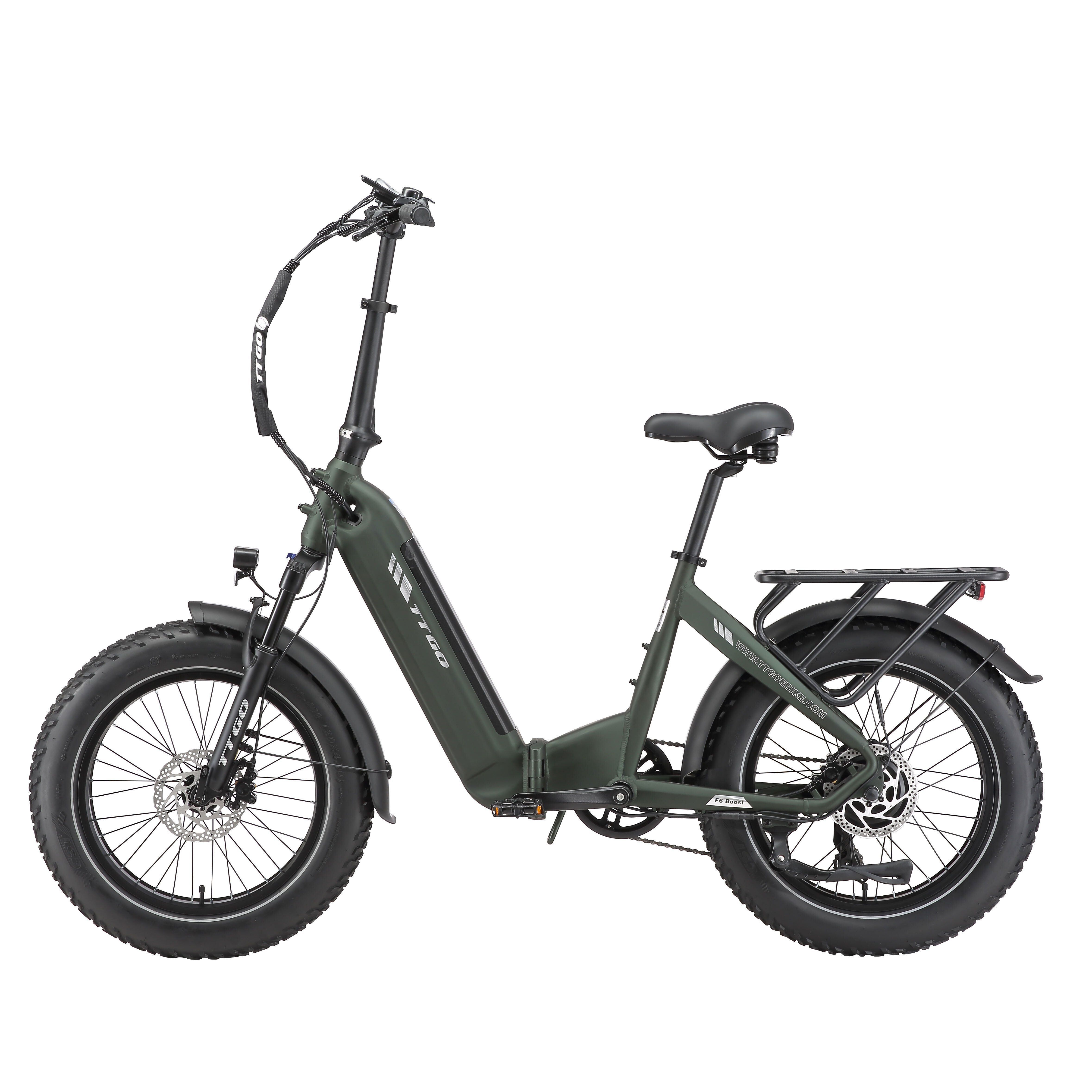 Grünes, zusammenklappbares Elektrofahrrad. Breite Reifen, Gepäckträger. TTGO-Logo sichtbar.