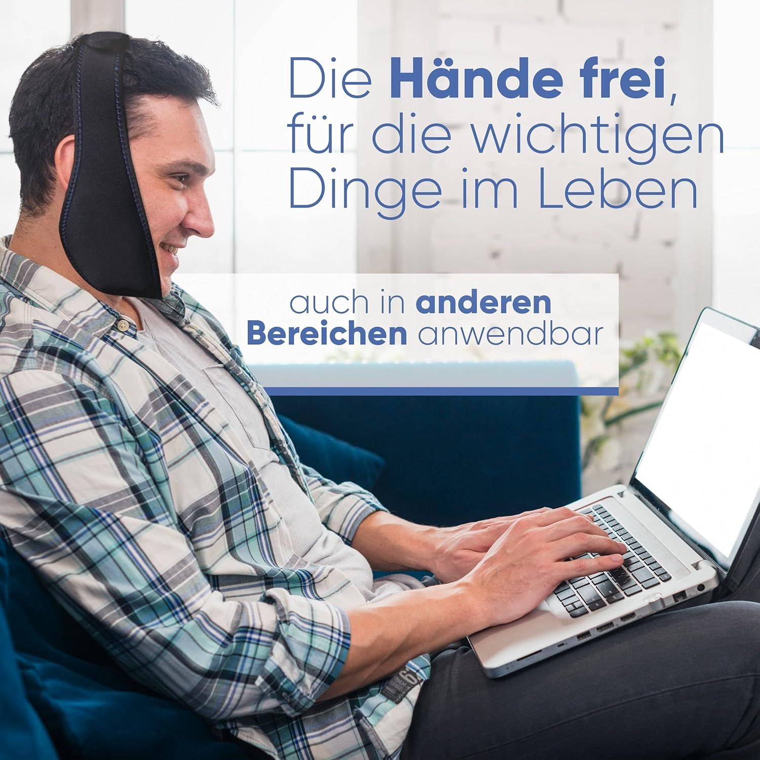 Mann mit ICEHOF Kühlbandage am Kopf, der am Laptop arbeitet.
