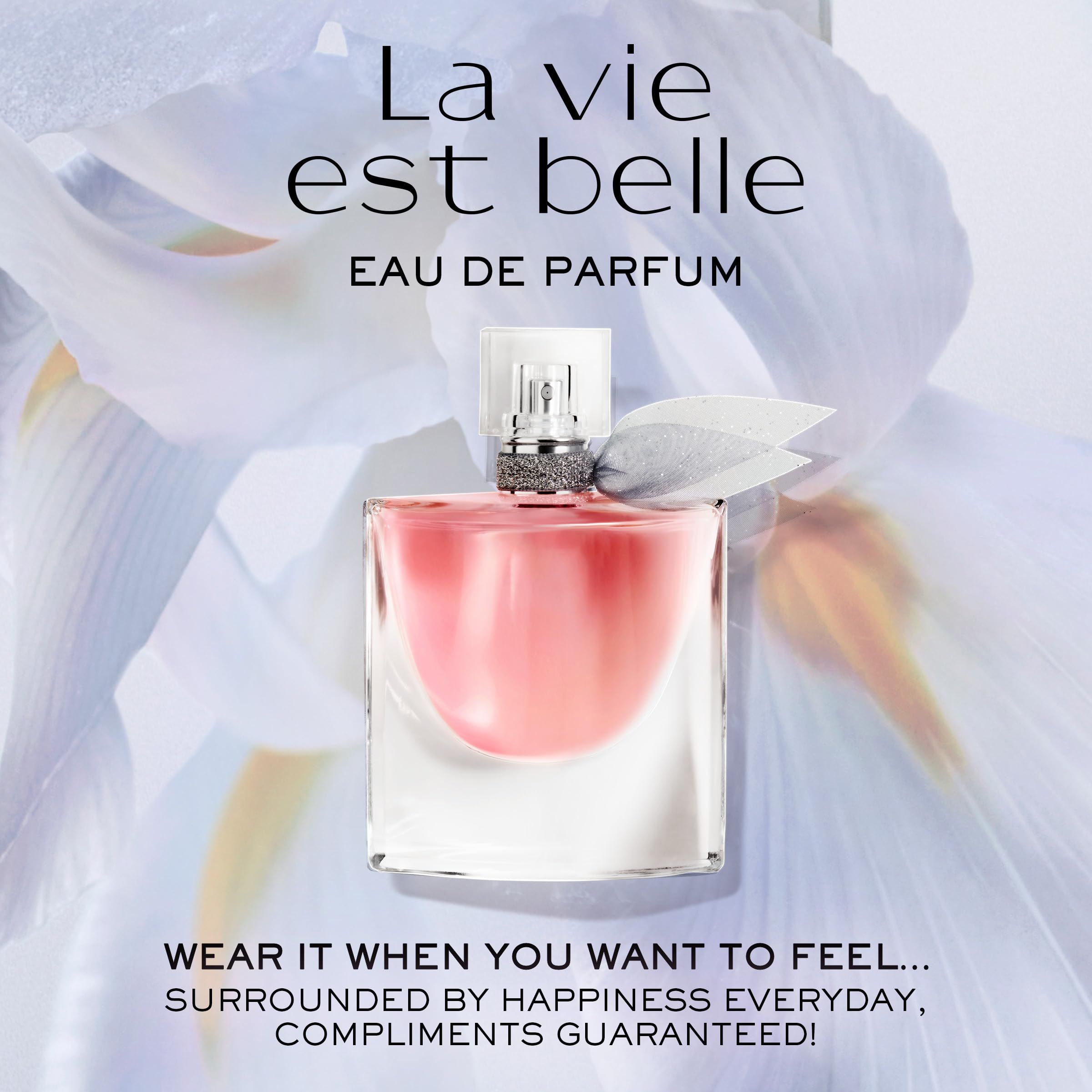 Parfumflakon mit rosa Flüssigkeit, vor einem floralen Hintergrund. Text: La vie est belle, Eau de Parfum.