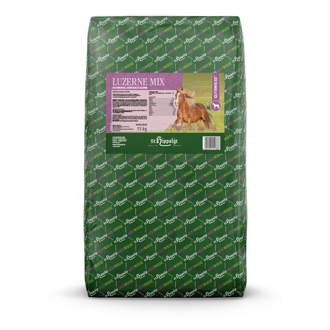 Grüner Sack mit Produktinformationen. Aufdruck: "Luzerne Mix", Pferd, "St. Hippolyt". Gewicht: 15 kg. Grün gemustert.