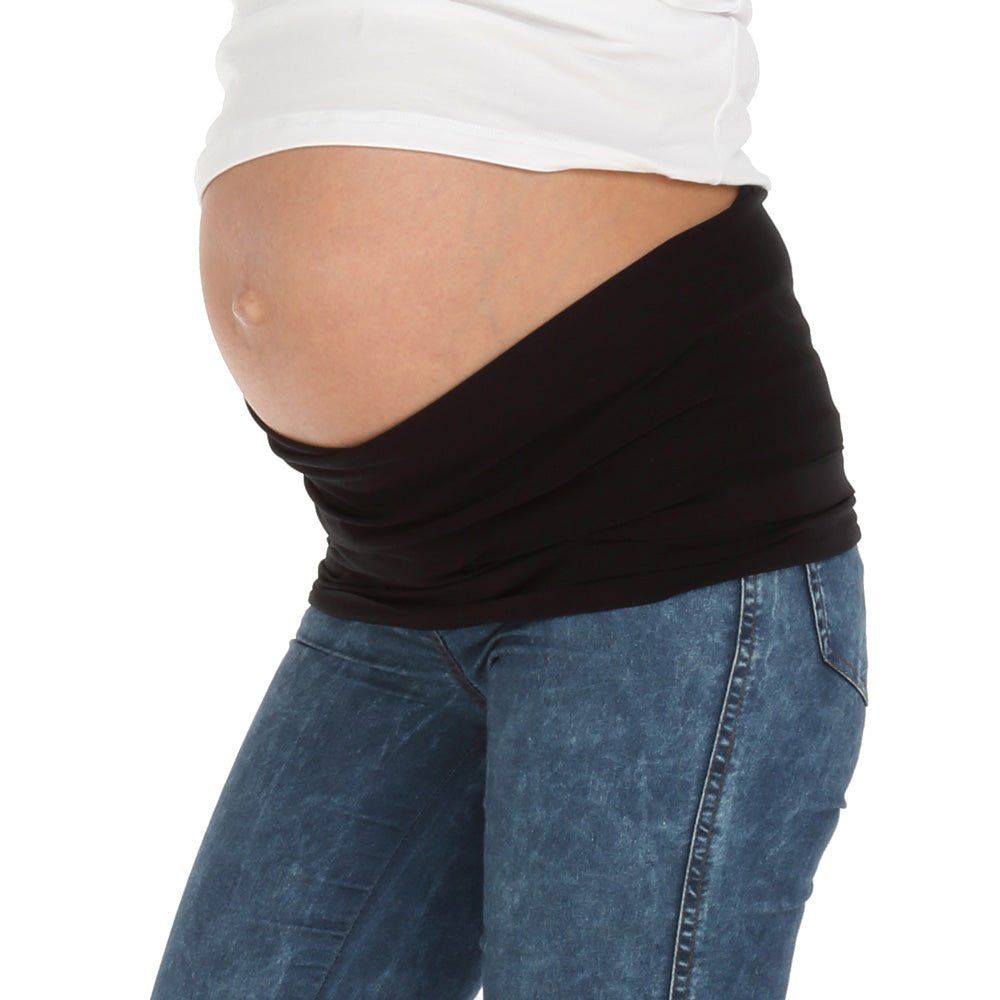 Schwarzes Bauchband, getragen von einer Person in Jeans und weißem Oberteil. Seitenansicht.